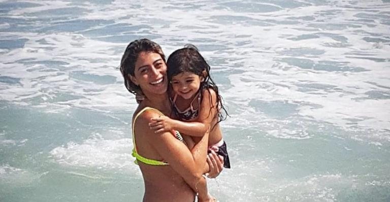 Carol Castro e a filha, Nina curte refrescante ducha em dia de sol e calor - Reprodução/Instagram