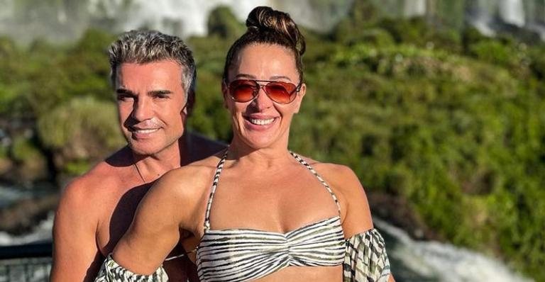 Claudia Raia e Jarbas Homem de Mello posam sorridentes ao aproveitarem refrescante banho de cachoeira - Reprodução/Instagram