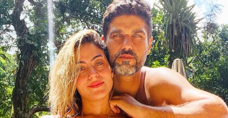 Carol Castro diverte seguidores ao não dispensar as máscaras na hora de trocar beijos com seu amado, Bruno Cabrerizo - Reprodução/Instagram