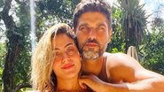 Carol Castro diverte seguidores ao não dispensar as máscaras na hora de trocar beijos com seu amado, Bruno Cabrerizo - Reprodução/Instagram