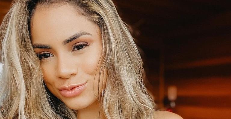 Lexa esbanja entusiasmo e alegria ao posar com um lindo vestidinho rosa - Reprodução/Instagram