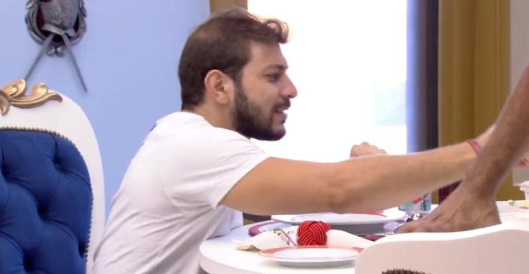 BBB21: No almoço do líder, Caio e João conversam sobre jogo - Divulgação/TV Globo