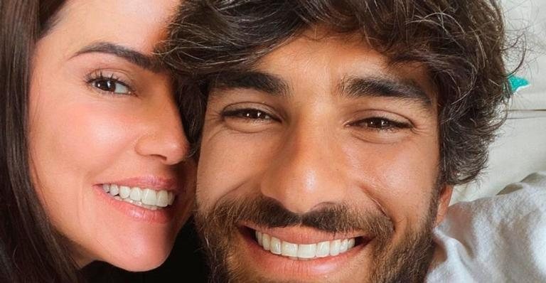 De biquíni, Deborah Secco posa com Hugo Moura em cachoeira - Reprodução/Instagram