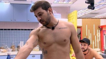 Caio fica irritado com Fiuk ao ver louça na pia - Reprodução/TV Globo