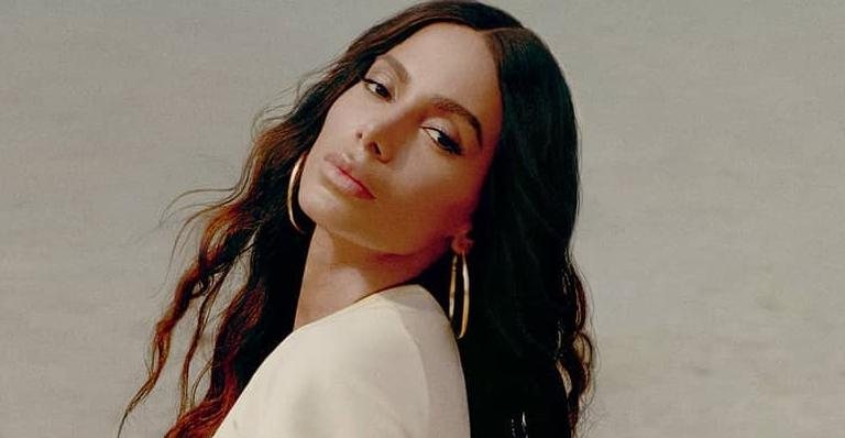 Anitta posa empinando o bumbum com biquíni fio dental - Reprodução/Instagram