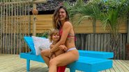 Isis Valverde se derrete ao fotografar seu filho, Rael interagindo com o bichinho de estimação da família - Reprodução/Instagram