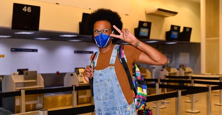 João Luiz esbanja simpatia no aeroporto do Rio de Janeiro - Marcelo Sá/Agnews