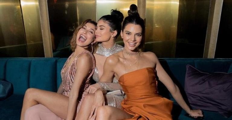 Kylie posa ao lado de Hailey Baldwin e Kendall Jenner - Foto/Instagram