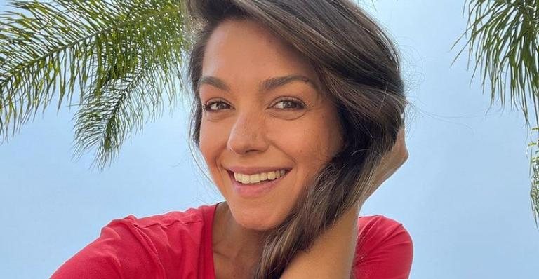 Thaís Fersoza posa com sua biografia e comenta experiência - Reprodução/Instagram