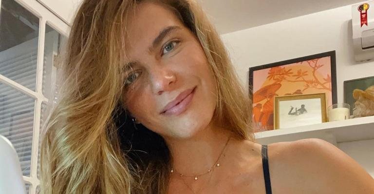 De top, Mariana Goldfarb posa sorridente com seus cachorrinhos - Foto/Instagram