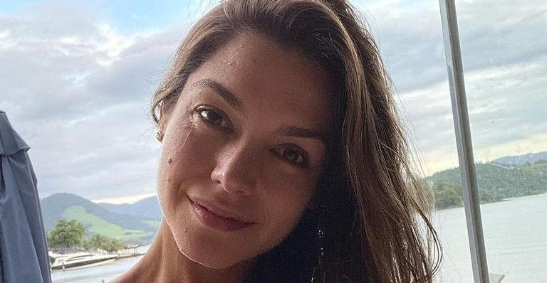 Thais Fersoza se refresca no mar com maiô cavado - Reprodução/Instagram