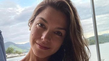 Thais Fersoza se refresca no mar com maiô cavado - Reprodução/Instagram