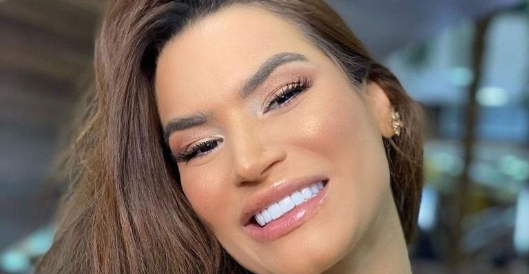 No meio da rua, Raissa Barbosa posa só de body fio dental - Reprodução/Instagram