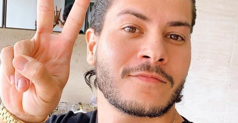 Arthur Aguiar encanta web ao posar sorridente em clique - Foto/Instagram