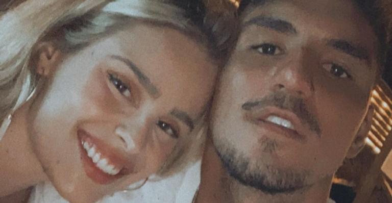 Gabriel Medina e Yasmin Brunet posam apaixonados ao visitarem uma linda vinícola na Austrália - Reprodução/Instagram