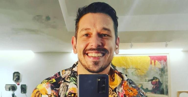 João Vicente de Castro posa de moletom e detalhe choca web - Reprodução/Instagram