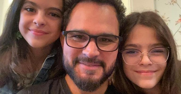 Luciano Camargo posa ao lado das filhas, Isabella e Helena - Reprodução/Instagram