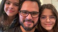 Luciano Camargo posa ao lado das filhas, Isabella e Helena - Reprodução/Instagram