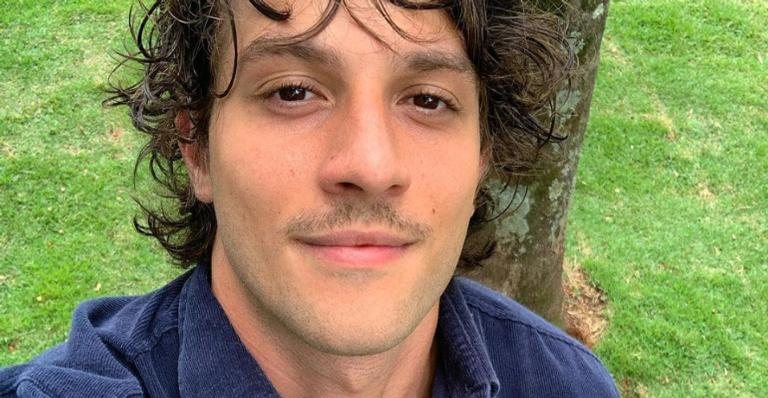 Chay Suede arranca suspiros dos fãs com pose de galã - Reprodução/Instagram