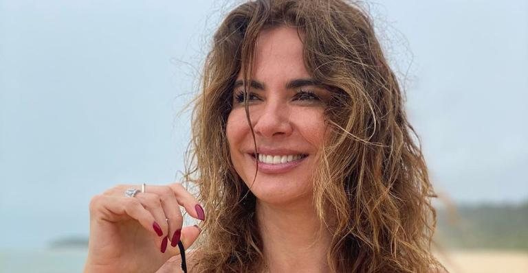 Luciana Gimenez esbanja alegria ao ser flagrada fazendo selfies na praia - Reprodução/Instagram