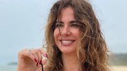 Luciana Gimenez esbanja alegria ao ser flagrada fazendo selfies na praia - Reprodução/Instagram