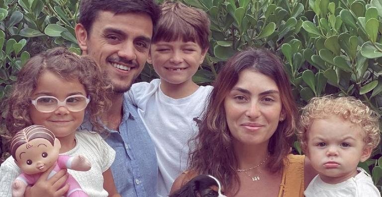 Mariana Uhlmann posta foto com o marido e os filhos no carro - Reprodução/Instagram