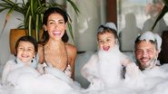 No mar, Bella Falconi e a família posam para foto belíssima - Instagram/ Renata Melo