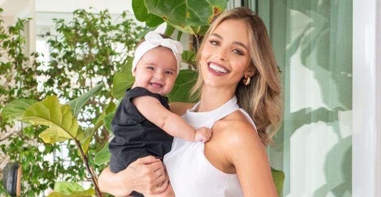 Carol Dias surge com Esther em lindo campo de flores - Reprodução/Instagram