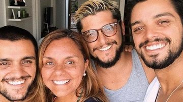 Rodrigo Simas publica lindo registro com a mãe e os irmãos - Reprodução/Instagram