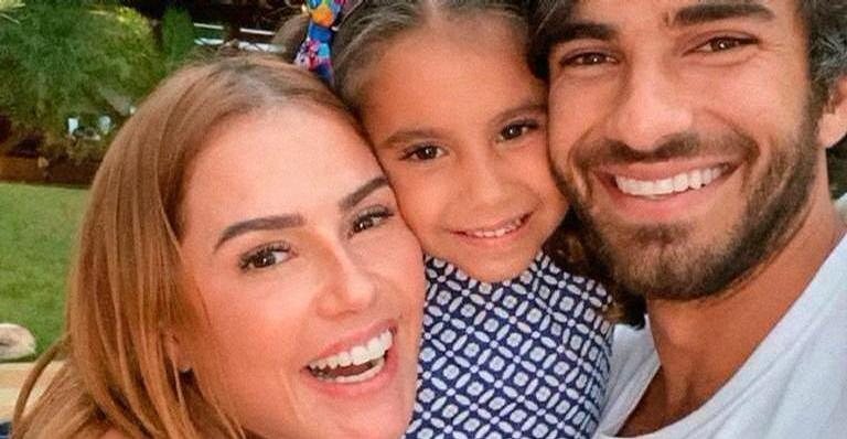 Deborah Secco posta vídeo dançando com o marido e a filha - Reprodução/Instagram