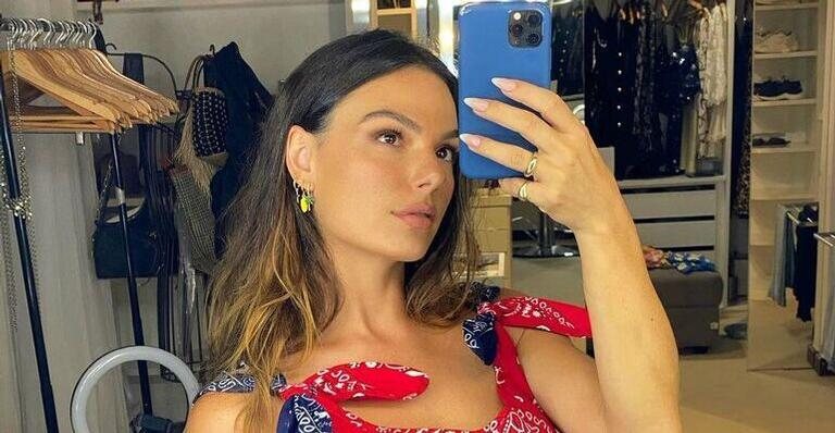 Isis Valverde rouba a cena com fotos tomando sol - Reprodução/Instagram