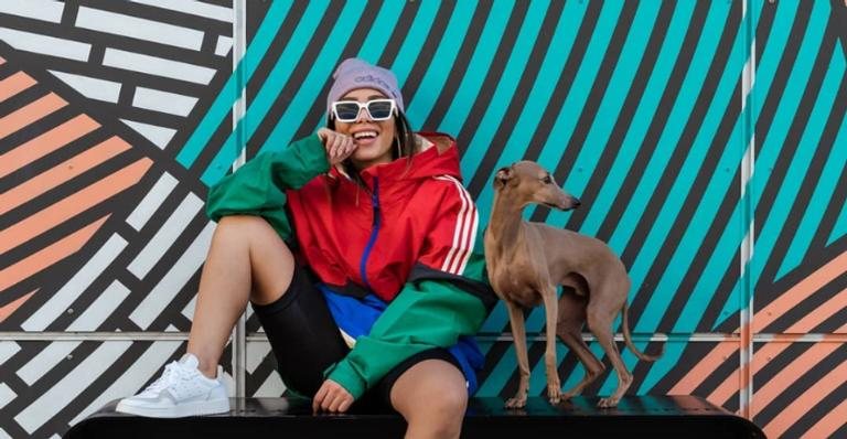 Anitta começa dia com recepção calorosa de seu cachorro e fãs se derretem - Reprodução/Instagram