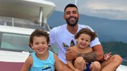 Gusttavo Lima encanta a web ao posar com Gabriel e Samuel - Reprodução/Instagram