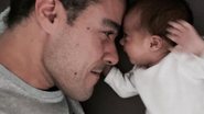 Joaquim Lopes mostra mãozinha da filha segurando seu dedo - Reprodução/Instagram