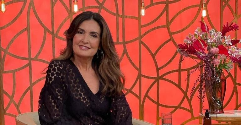 Fátima Bernardes impressiona web ao posar com vestido aberto - Foto/Instagram