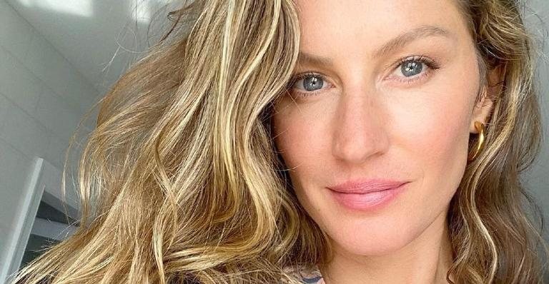 Gisele Bündchen surge meditando na areia em clique - Reprodução/Instagram