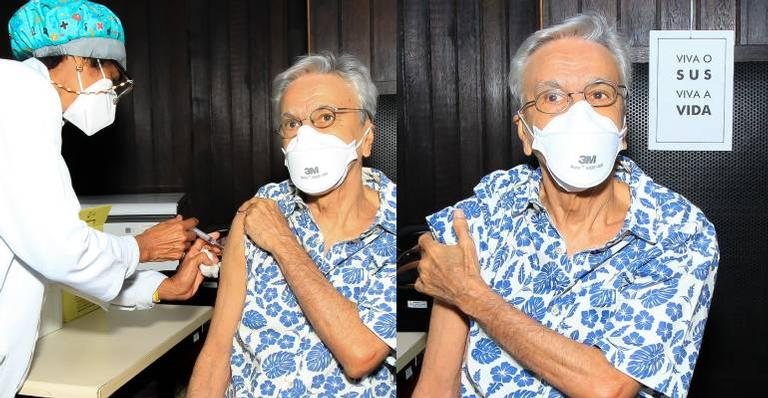 Caetano Veloso toma segunda dose da vacina contra a Covid-19 - Foto: Fabricio Pioyani e Alexsandro Mendonça/AgNews