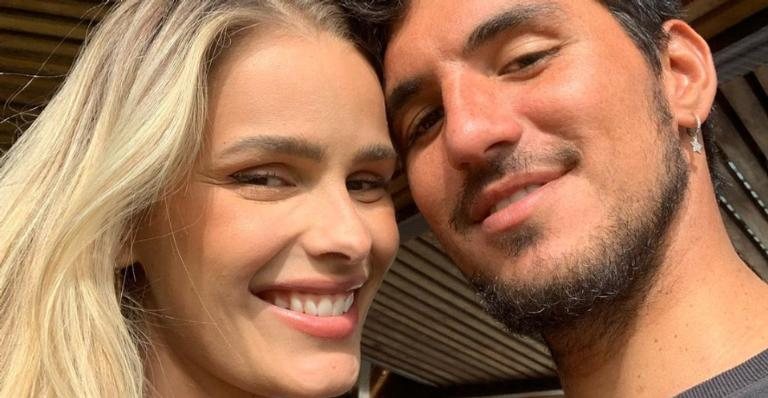 Gabriel Medina esbanja bom-humor ao exibir registro inusitado da infância de sua esposa, Yasmin Brunet - Reprodução/Instagram