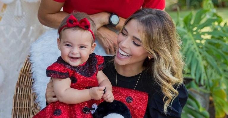 Carol Dias mostra a pulseirinha especial da herdeira - Reprodução/Instagram