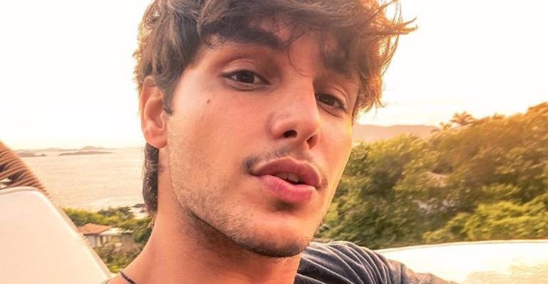 Descamisado, Bruno Guedes renova bronzeado na praia - Reprodução/Instagram