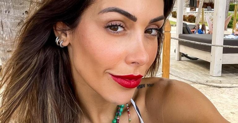 Em resort, Bella Falconi toma banho de piscina só de biquíni - Reprodução/Instagram