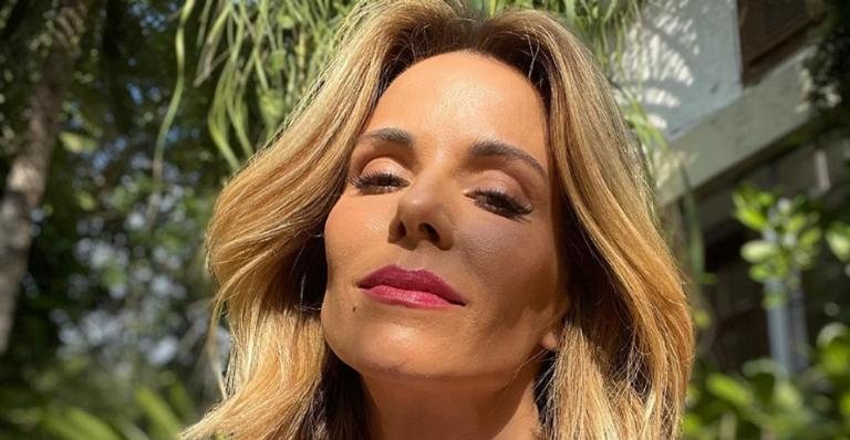 Ana Furtado se diverte após quase desmontar look - Reprodução/Instagram