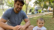 Elieser Ambrósio coloca o filho para se movimentar ao realizar brincadeira divertidíssima - Reprodução/Instagram