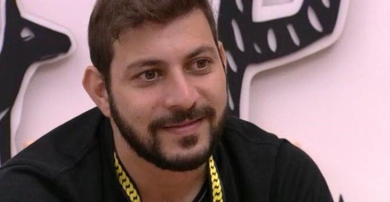 Ex-BBB Caio Afiune celebrou na web o seu adeus à calvície - Divulgação/TV Globo