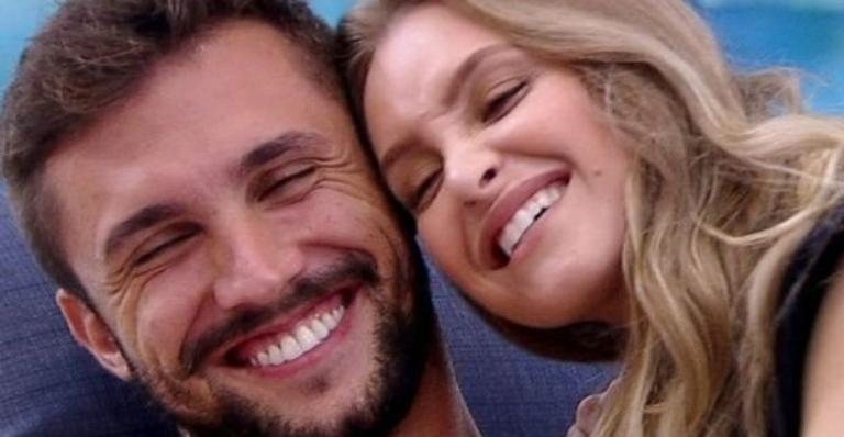 Arthur fica sem jeito com aparição surpresa de Carla Diaz - Reprodução/Instagram