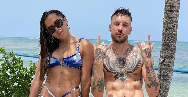 Anitta aproveita dia na praia ao lado de cantor italiano - Reprodução/Instagram