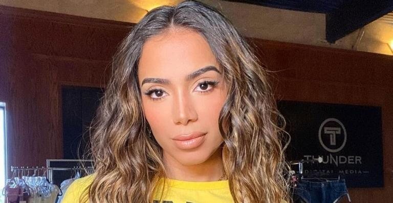 Anitta posta em micro-vestido azul e ostenta curvas quentes - Foto/Instagram