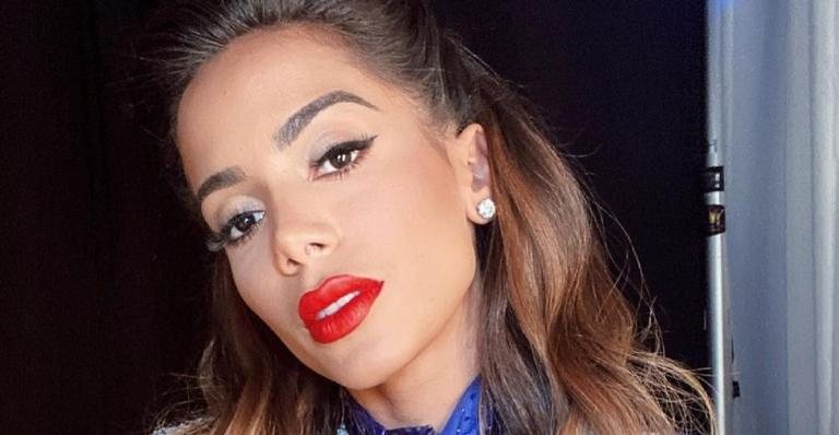 Anitta exibe bumbum impecável ao surgir saindo da piscina - Reprodução/Instagram