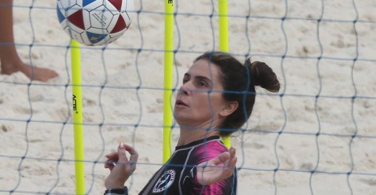 Giovanna Antonelli é clicada treinando futevôlei na praia - Agnews