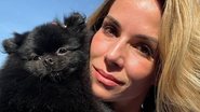 Ana Furtado brinca com a preguiça de sua cachorrinha - Reprodução/Instagram